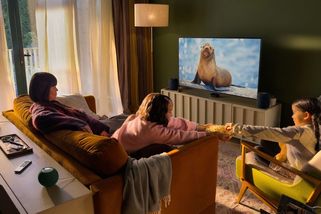 Čtyři reproduktory kolem pohovky. Apple ukázal nové domácí kino
